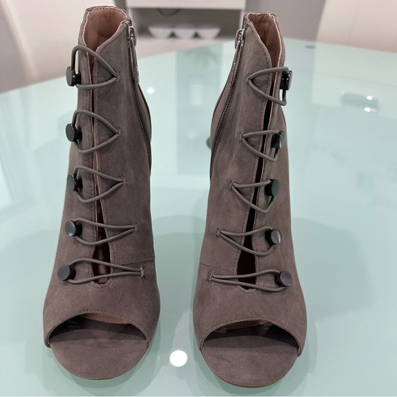 NEW CHARLES Grey Ankle Boots Size 8.5 NWOT - Picture 2 of 4